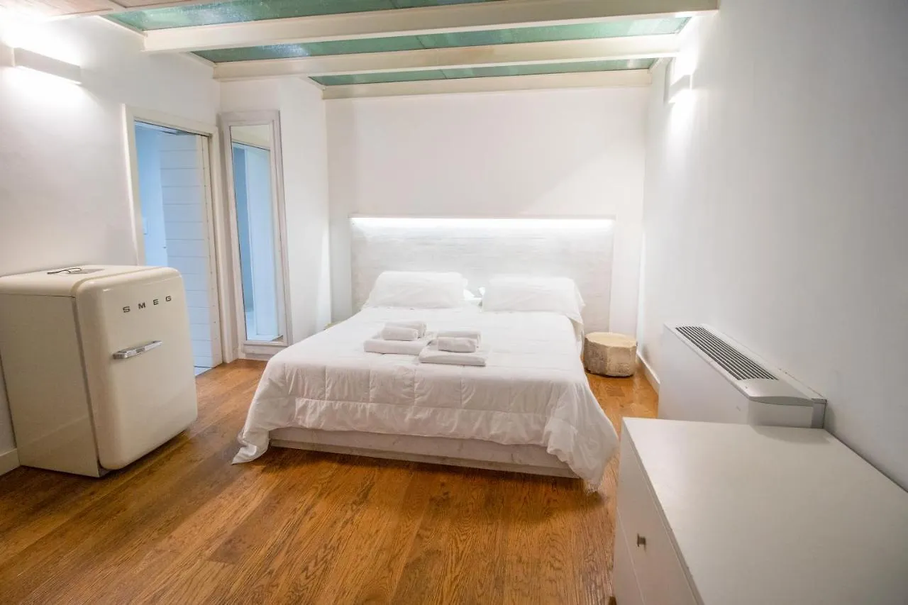 Sui Tetti Luxury Rooms Lecce 2*,